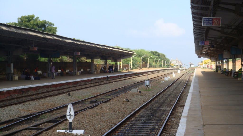 Platform & Lines, Kanyakumari Rly Station by ritu.rmpt