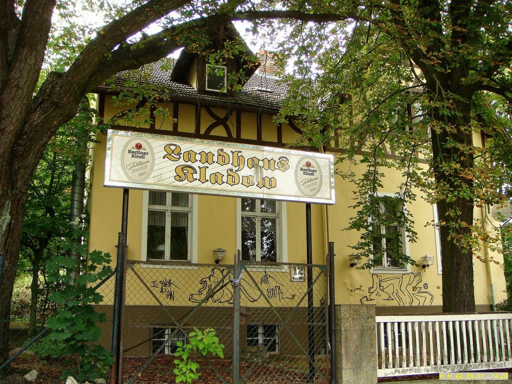 Früher gab´s das Café Köhn und später das Landhaus Kladow. Dieses Café ist leider seid Jahren stillgelegt ! by H. Hönow