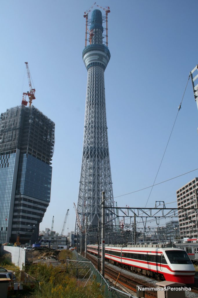 TOKYO SKY TREE 497/634m Nov.2010 東京スカイツリーと東武伊勢崎線 by namimasa