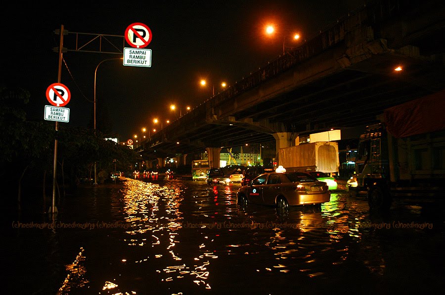 DILARANG PARKIR DI TEMPAT BANJIR oleh2 dari Senin malam penuh kenangan di Jakarta 25 Oktober 2010 by Hanudiyan