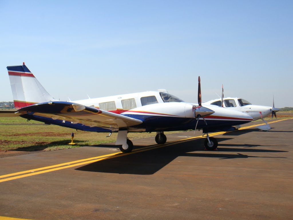 Pequenos aeronaves no aeroporto de Dourados - Mato Grosso do Sul - Brasil by Paulo Yuji Takarada