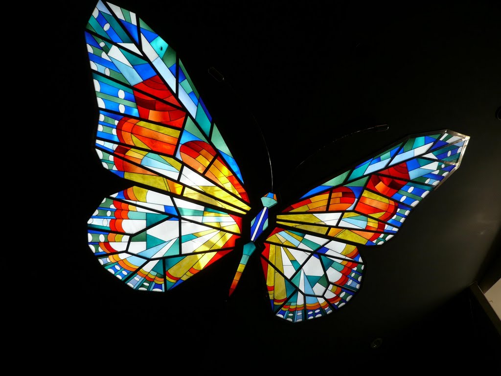 足立区生物園のステンドグラス (東京都足立区、元渕江公園内) (A stained-glass tableau in Adachi Park of Living Things, Adachi-ku, Tokyo, Japan) by scarbo