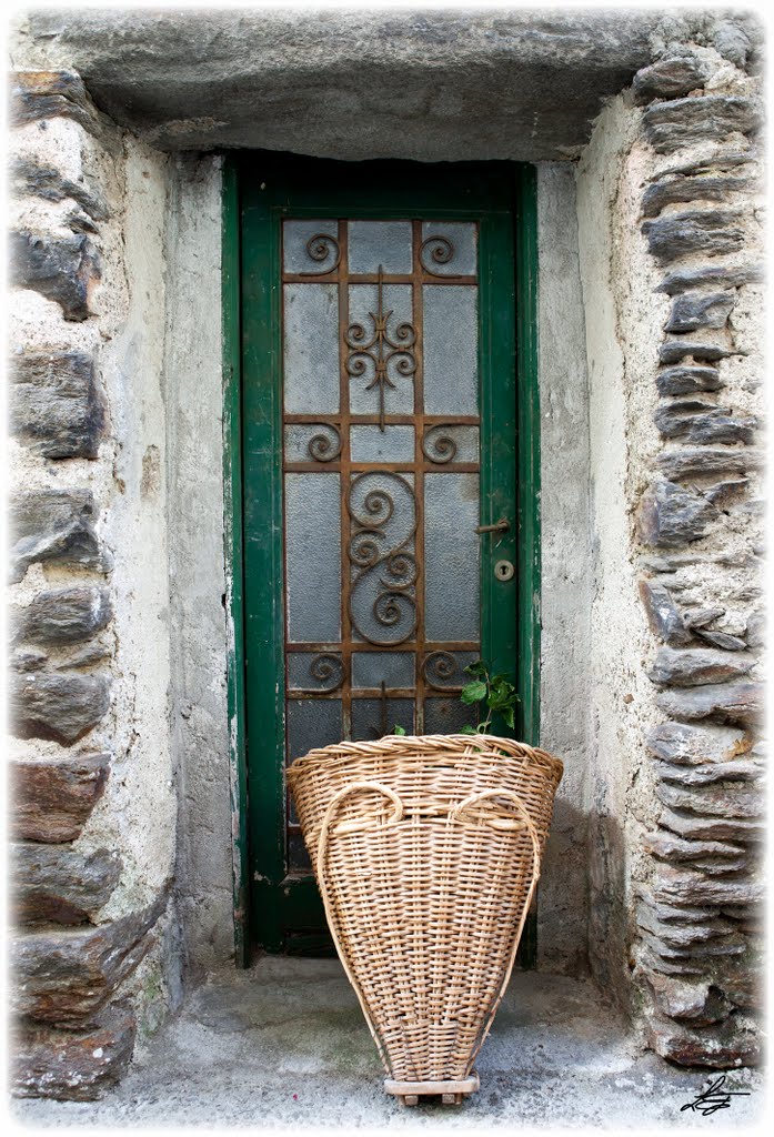 Woven wicker backpack by © Emanuele Leoni