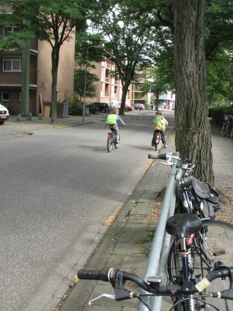 De jongens fietsen naar huis by KarinvanVliet