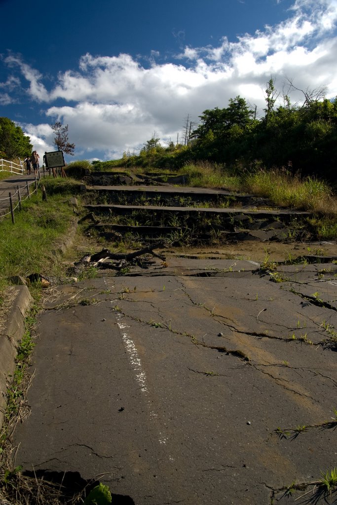 Walk road of the Nishiyama crater of Mt. Usu-zan by mppp