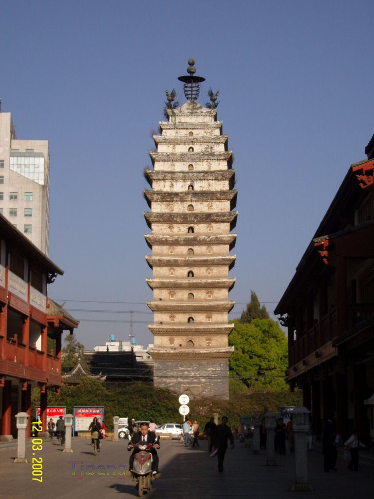 Two Pagodas, Kunming by kl Tjoeng