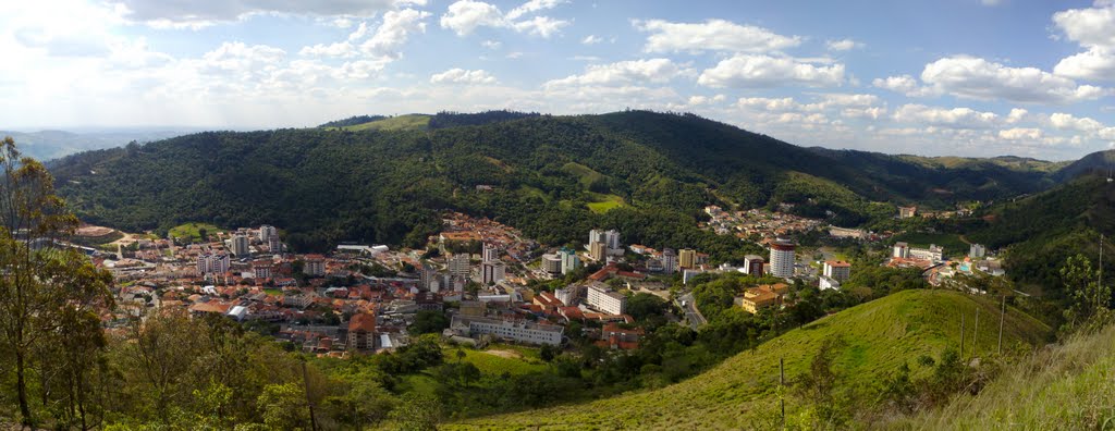 Lado Norte de Águas de Lindóia visto do Cristo by Adriano Mazotti