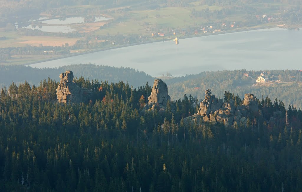 Pielgrzymy ("the Pilgrims") - rock formation and Sosnowka Lake by Hubert J