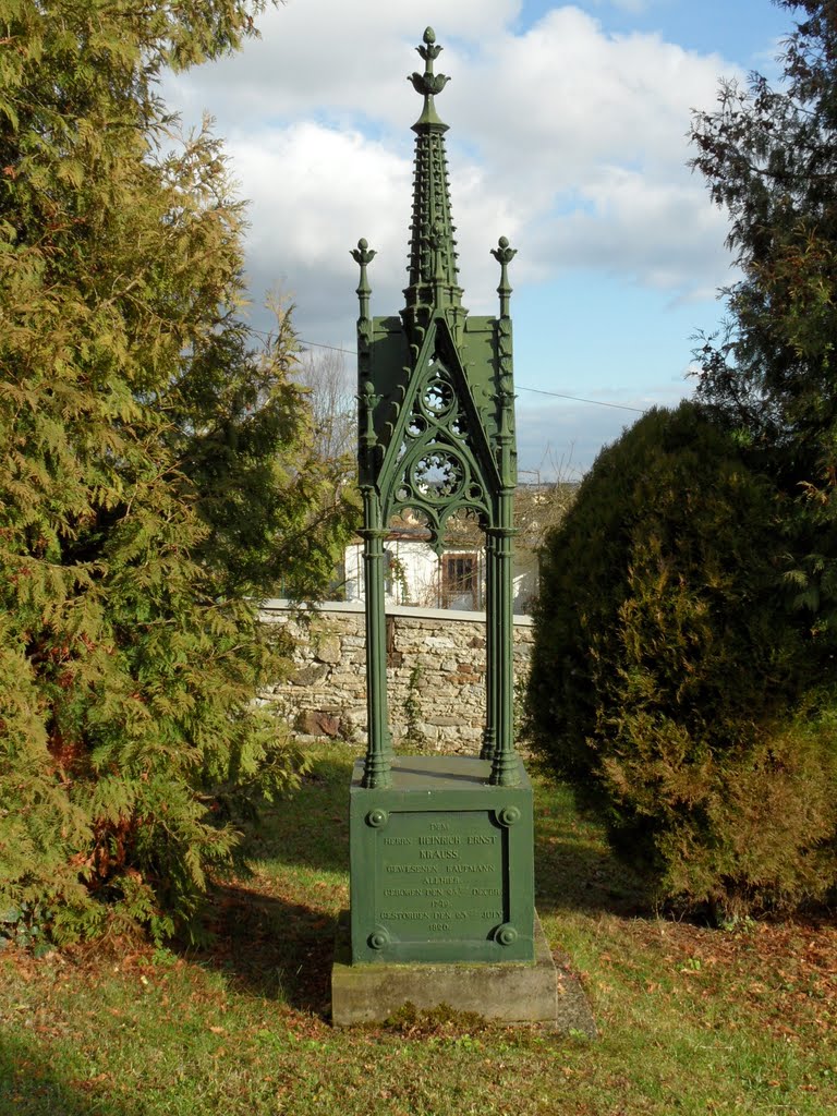 Grabstätte auf dem Bergfriedhof in Schleiz by Uwe Klimpke