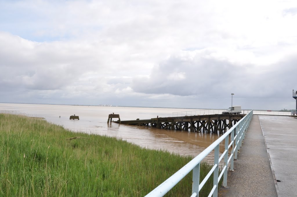 Pier a Pauillac by Gie Baelemans