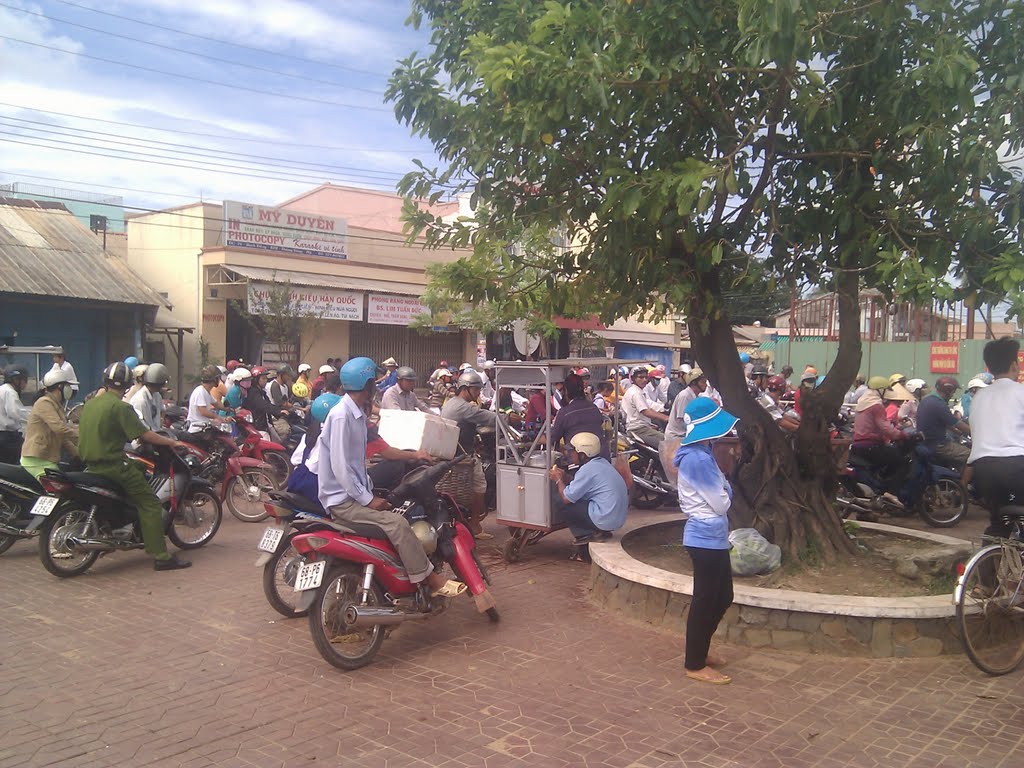 Queue awaiting for bridge opening by maygulia