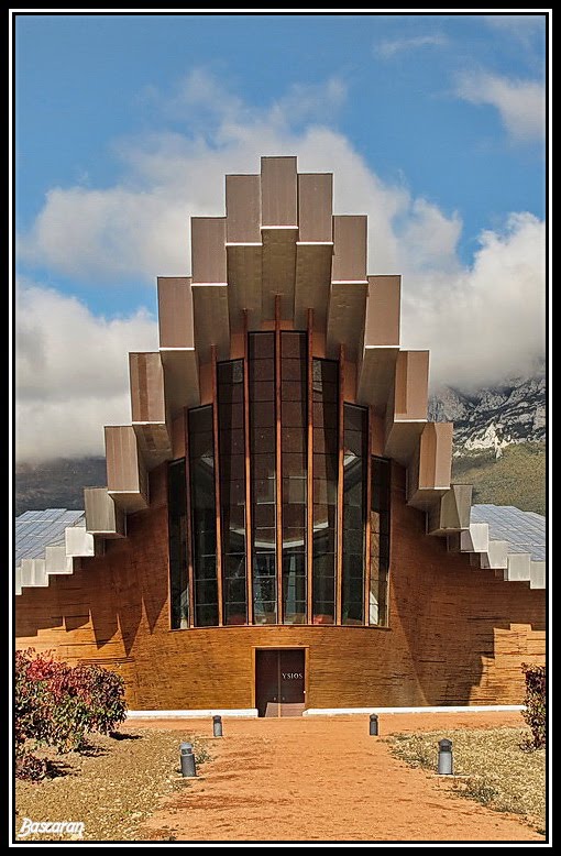 Bodegas Ysios en Laguardia (Detalle frontal de la entrada) by M. Bascaran