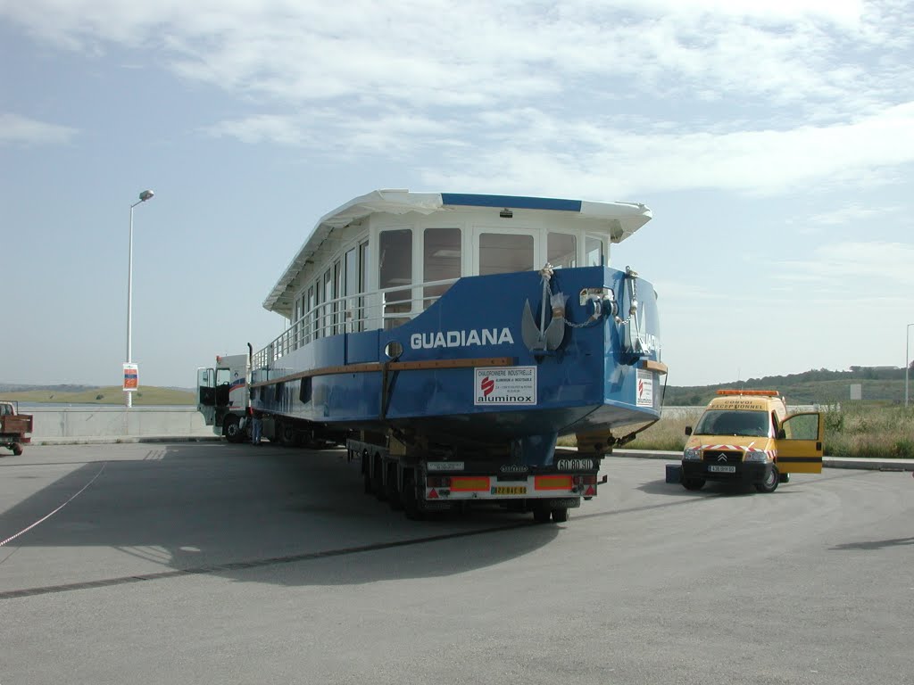 Chegada do novo barco cruzeiro by R.C.M. van der Heijd…