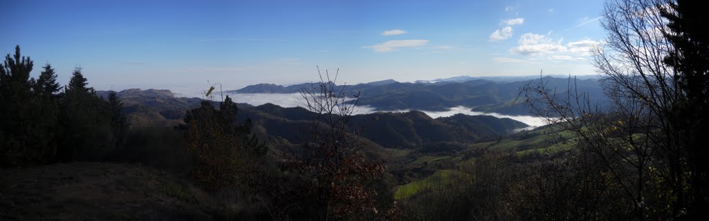 Panorama verso la valle del Senio, sopra la nebbia by andrea gambetti