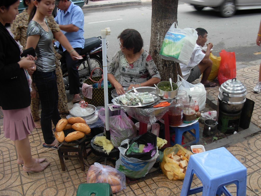 Lunchtime - Ho-Chi-Minh-City by Franz Irlinger