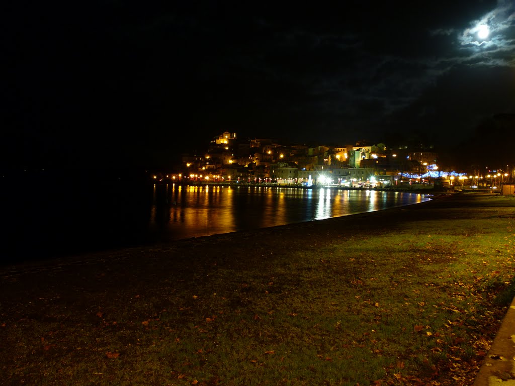 Anguillara Sabazia by night by maxcup