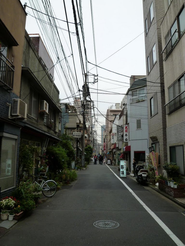 月島の路地 (東京都中央区) (An alley at Tsukishima, Chuo-ku, Tokyo, Japan) by scarbo