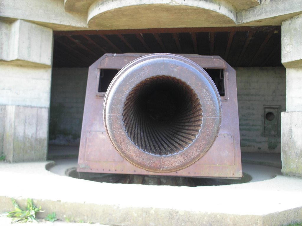 Un des quatres canons de la batterie de Longues sur Mer by Le photographe incon…