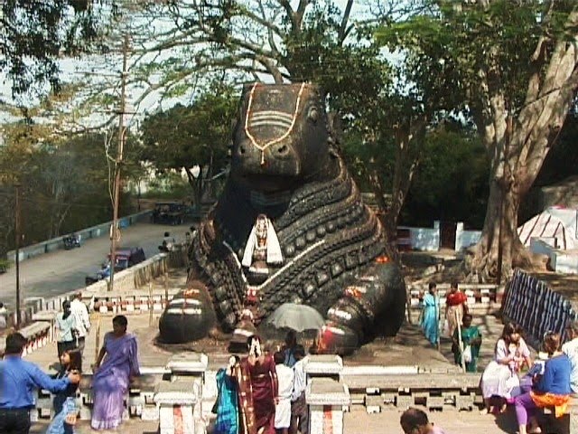 Mysore, Chamundi Hill. Nandi der Riesenbulle.(5m hoch. Gott Shivas Reittier). by Anton Gansterer