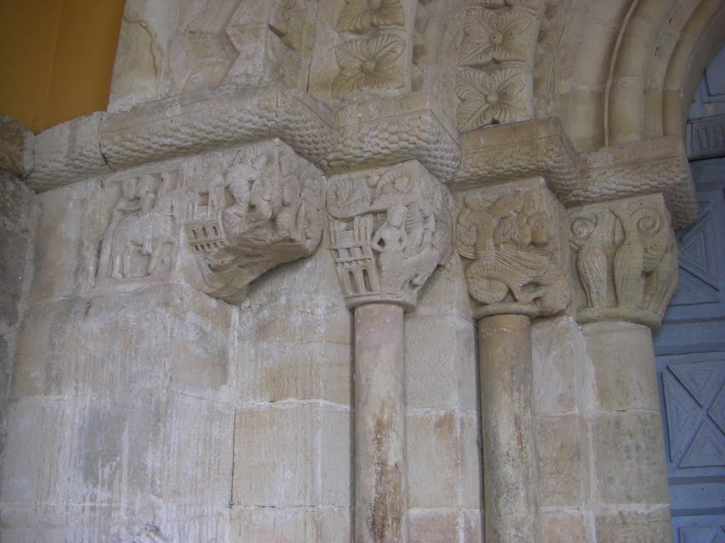 Capiteles del pórtico de la iglesia de San Pedro de Villanueva by Raitana