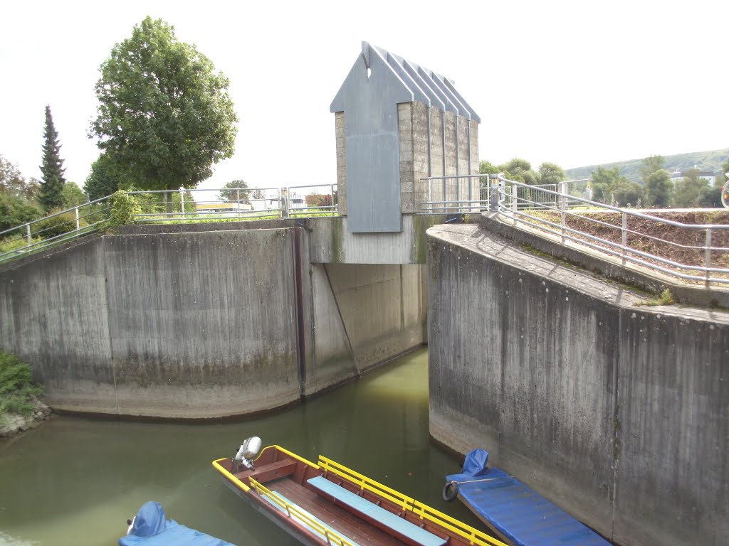 Die Donauschleuse des Alten Kanal´s by wawiwe