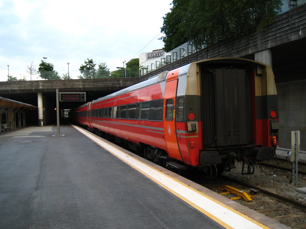 NSB night train to Oslo S. standing at Stavanger station. by JuhaVnt