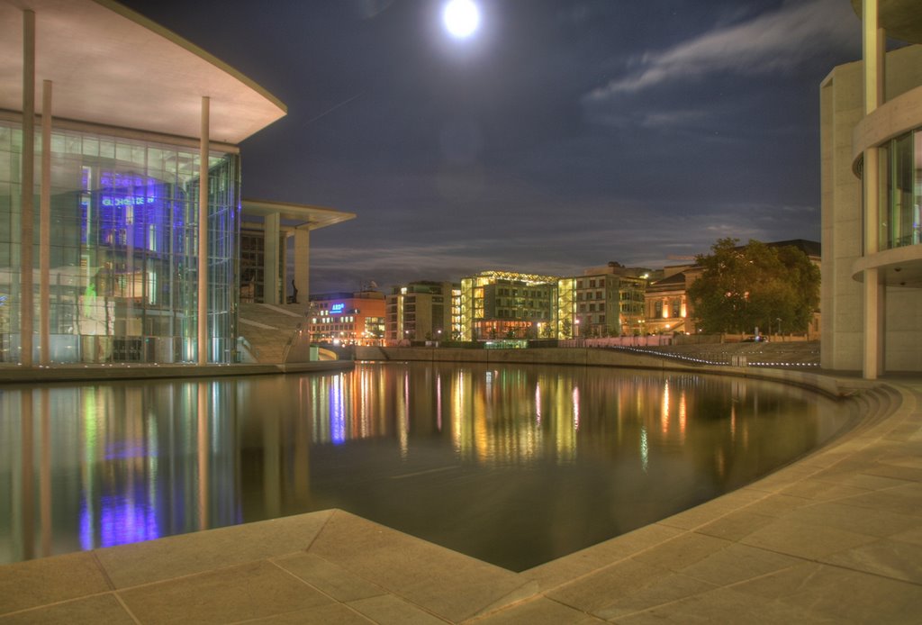 Nighttime Spreebogen, Blick zum Reichstagsufer by hereiam