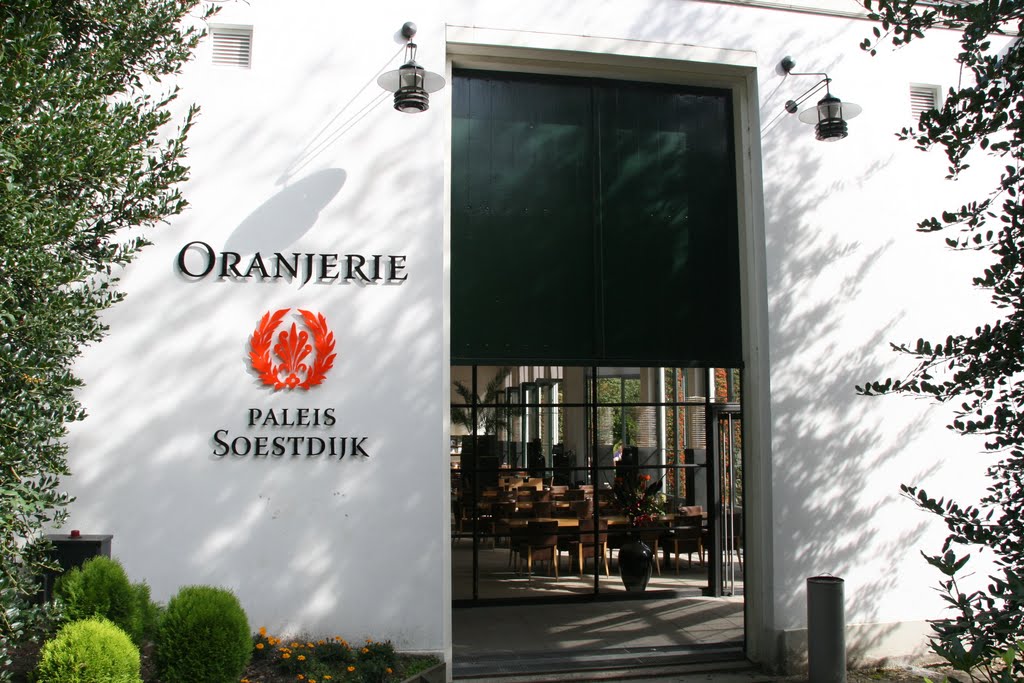 Toegang Oranjerie Paleis Soestdijk, Baarn. by Carl030nl