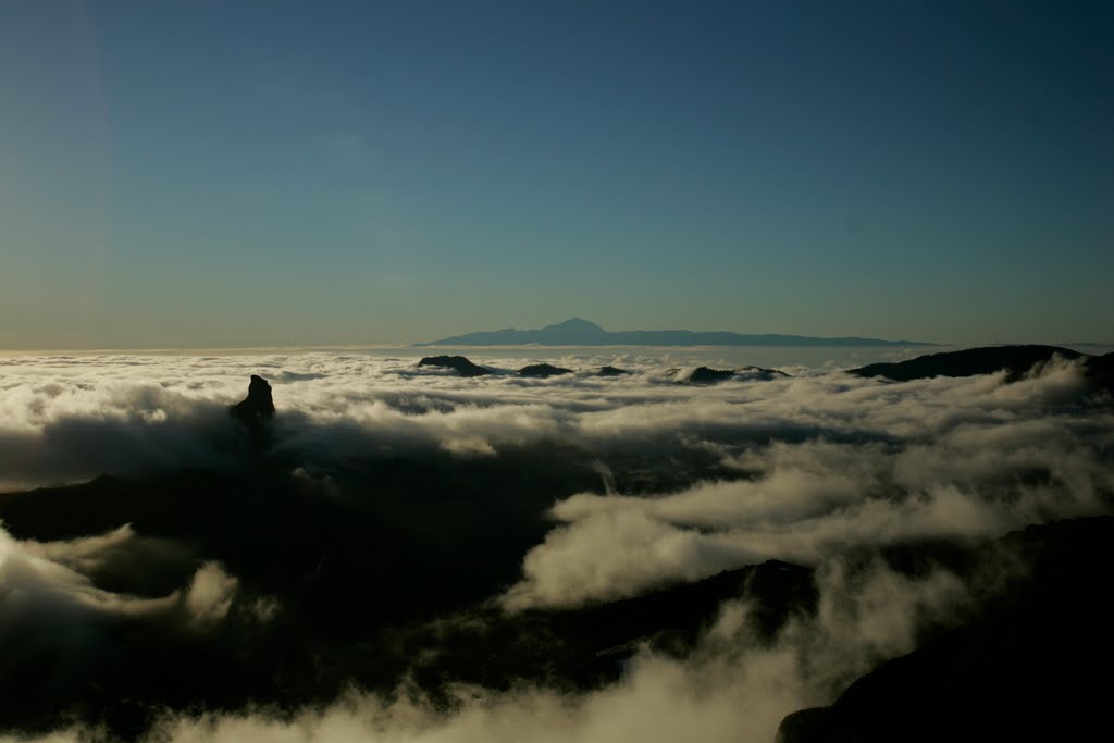 Mar de nubes entre el Bentaiga y El Teide by Clara Isabel Navarro…