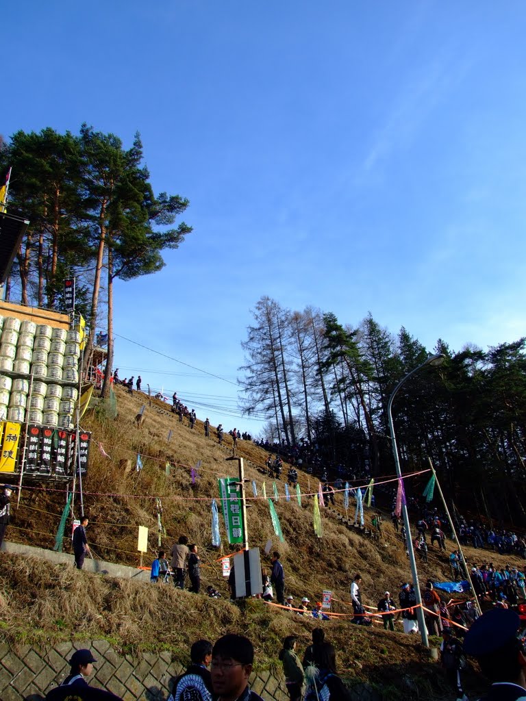 Looking up the Onbashira Slope by Chouden Boy