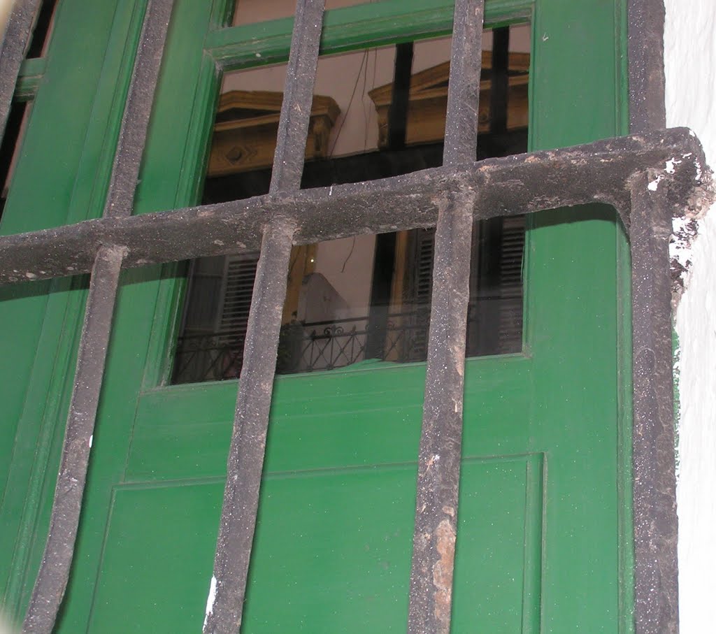 Detalle de ventana en la casa de Liniers by Franco Guaraldo