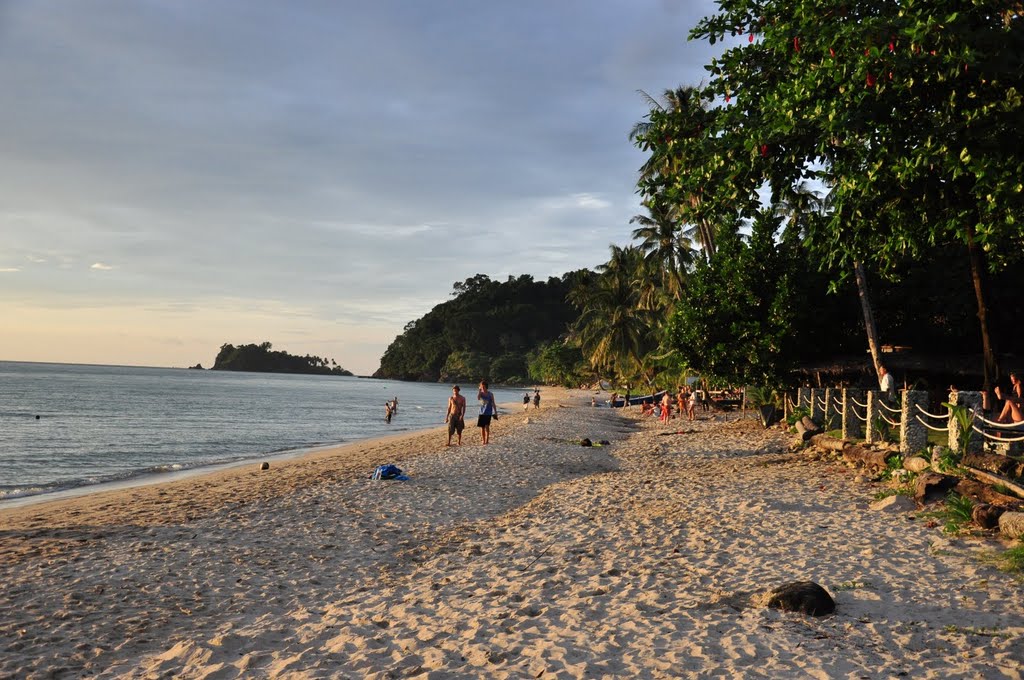 Lonely Beach near Bhumiyama Beach Resort, Koh Chang by BohdanZhezlo