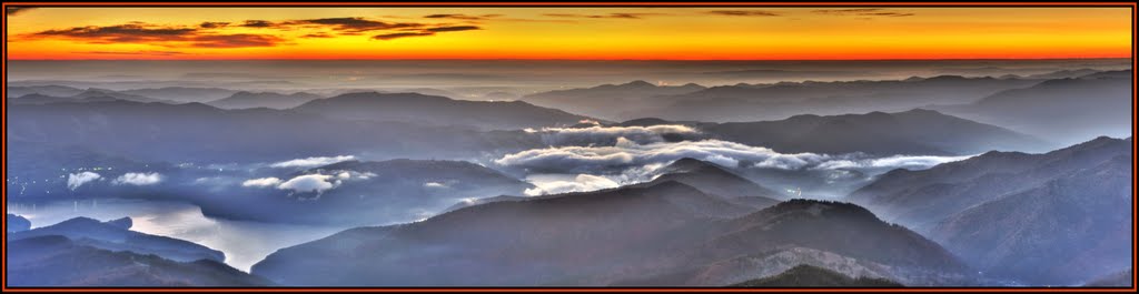 Eastern sky at daybreak from the Toaca Peak.../ Tóka-csúcsi kitekintés a sárgán pirkadó keleti égboltra... / Panorama Vf-lui Toaca în amurg... by Dénes László