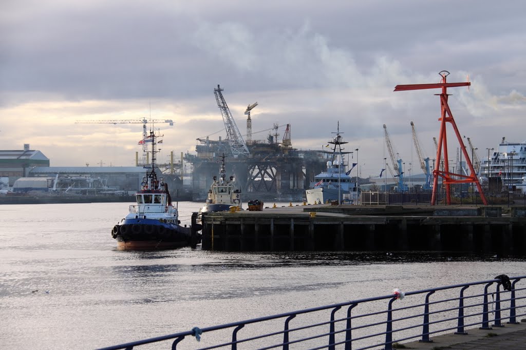 DMS World (tug foreground), Svitzer Lyndhurst (tug centre) and HMS Tyne (aft) by Graham Turnbull