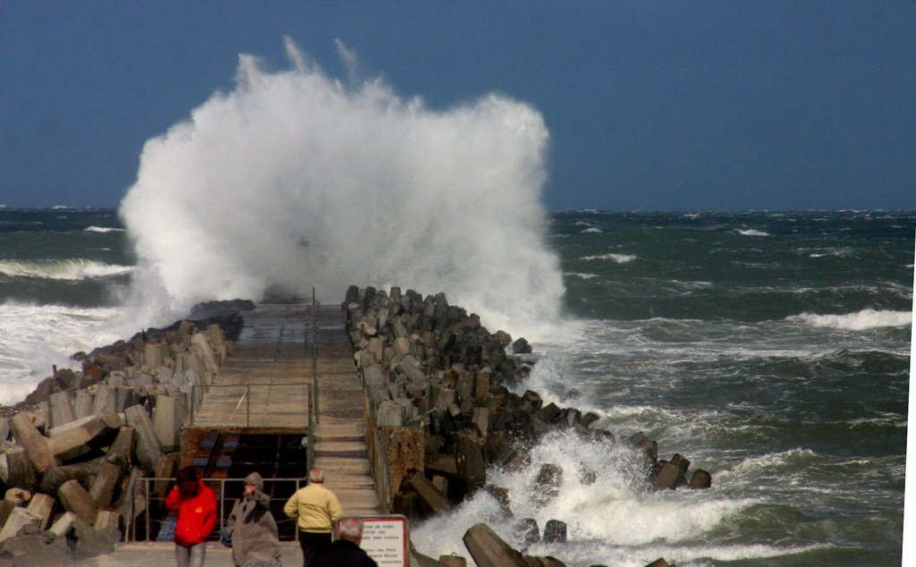 Very strong wave meets beton by pillboxs