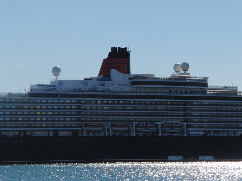 Queen elizabeth en el puerto de Alicante by aaaaantonia