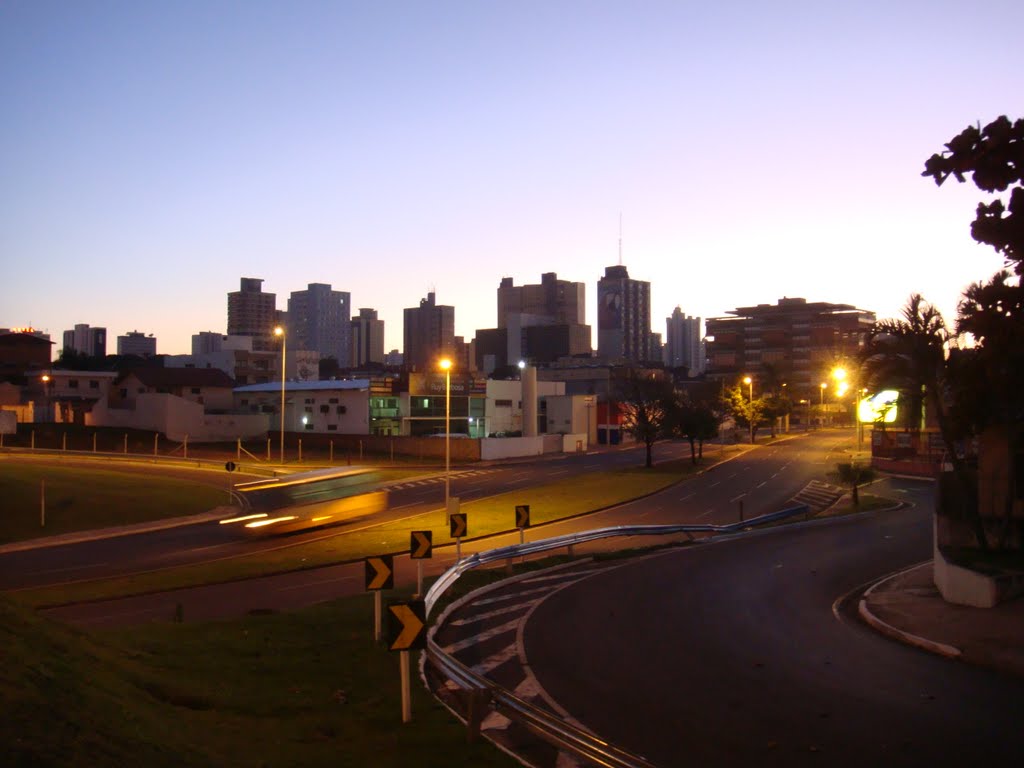 Amanhecer junto a Avenida Fernando Côrrea da Costa - Campo Grande - Mato Grosso do Sul - Brasil by Paulo Yuji Takarada