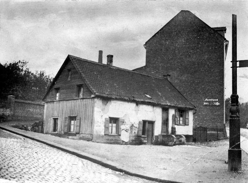 Mettmann, Neanderstraße ecke Bismarckstraße (rechter Bildrand) by Sandulaek