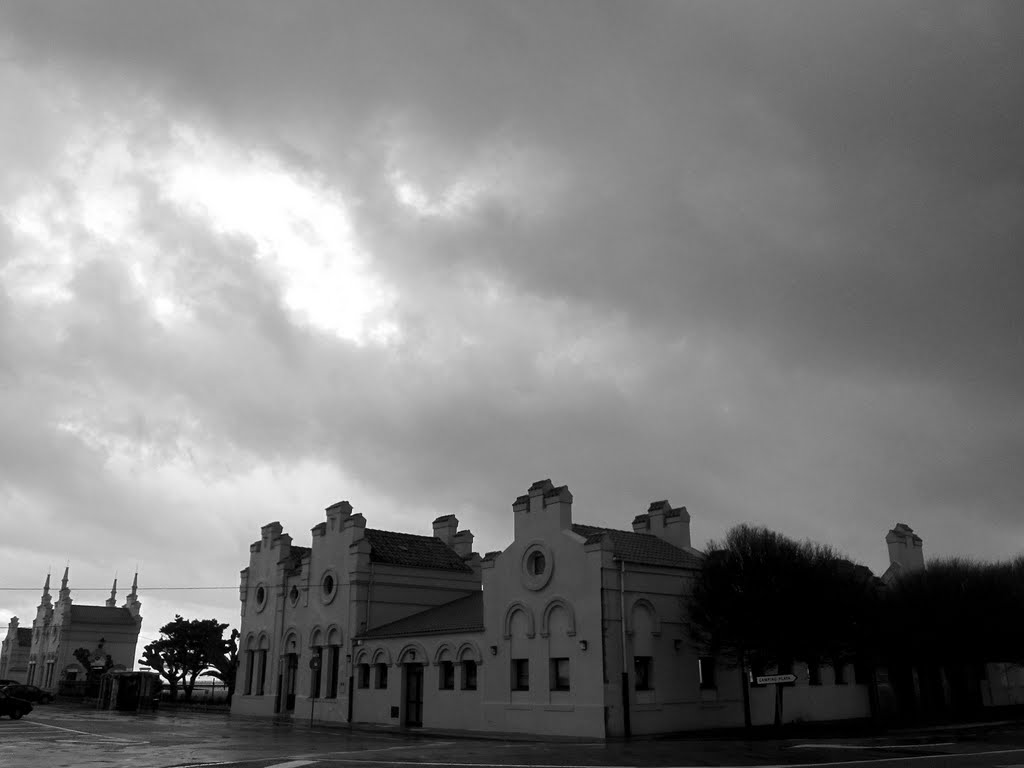 EXTERIOR ENTRADA PRINCIPAL CEMENTERIO DE SANTANDER by SUAVIA/Miguel 5