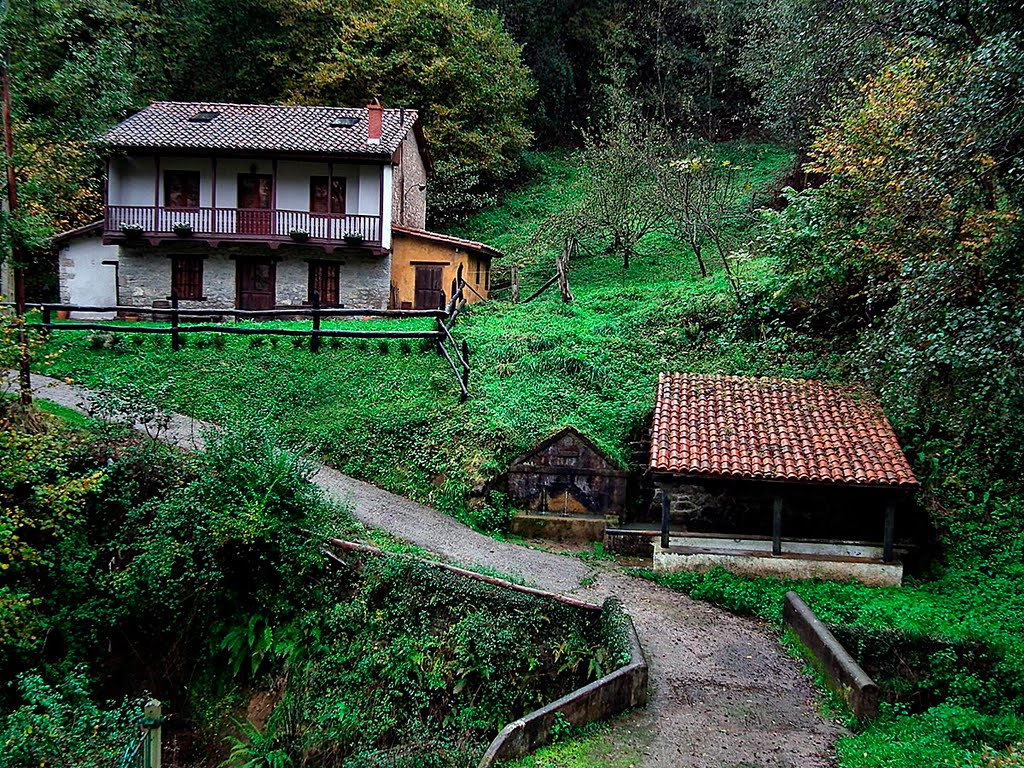 Casa Varistin, Vistrimir, valle de Cuna y Cenera, Mieres by Jose Ramón Viejo