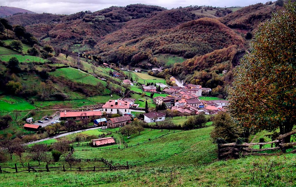 Vista de Cenera desde la carretera a Villar, Mieres by Jose Ramón Viejo