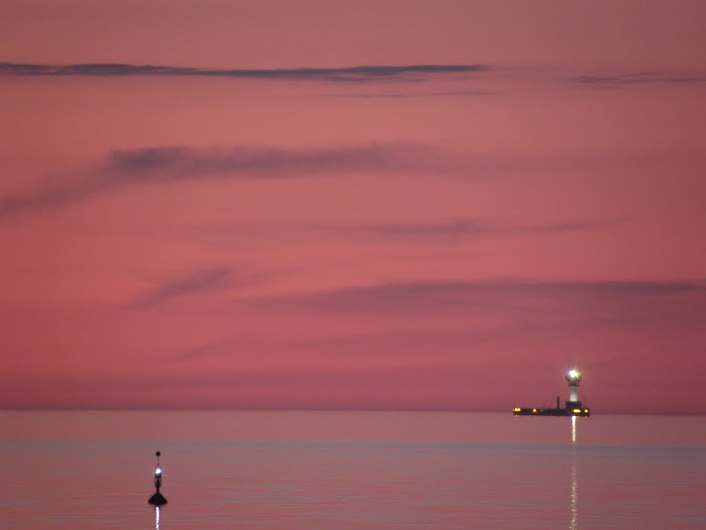 Leuchtzeichen in der Kieler Förde, nördlich von Laboe, nach Sonnenuntergang by AThomsen