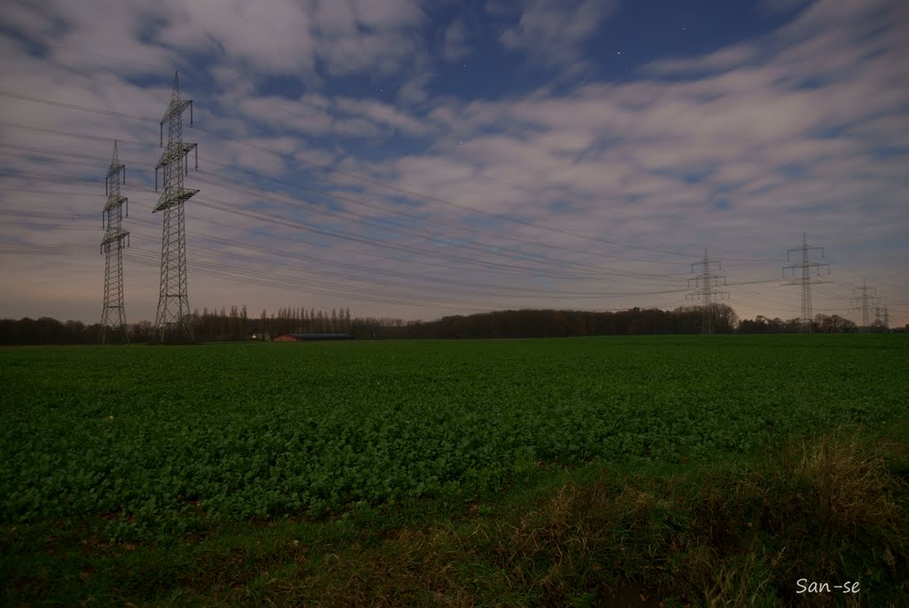 Strommasten auf dem Feld vom Vollmond bestrahlt by San-se