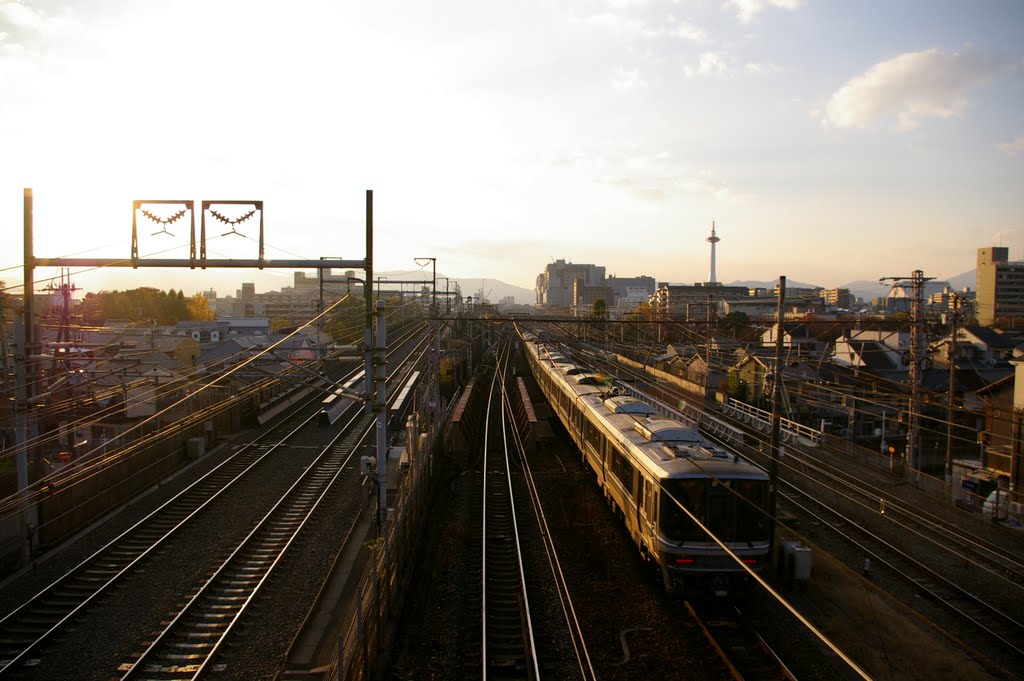 A scene of railways in Kyoto by 菊本英紀