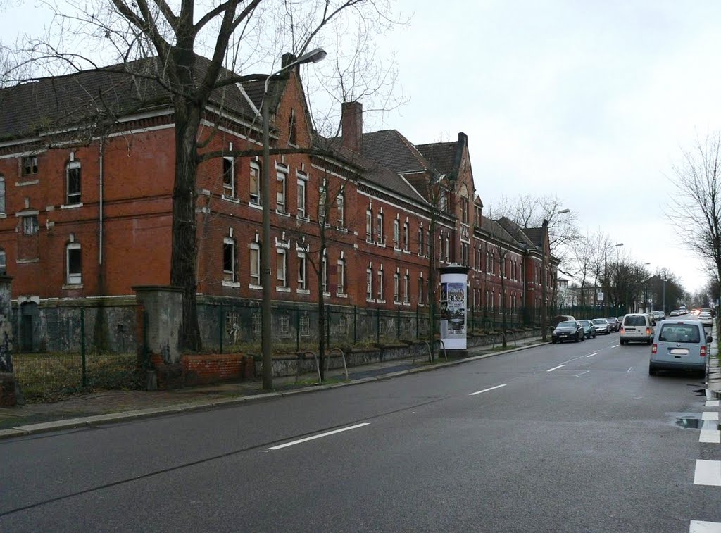 Chemnitz - Die Ruinen der ehem. Kaserne der Sowjetarmee in der Heinrich-Schütz-Str. und die Blitzer in dem blauen VW by Thomas Eichler