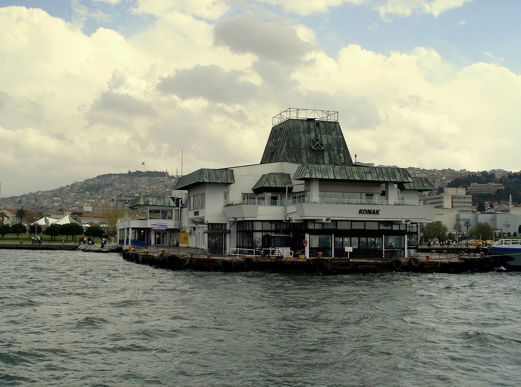 Vapurdan İzmir Konak vapur iskelesi by TANJU KORAY UCAR