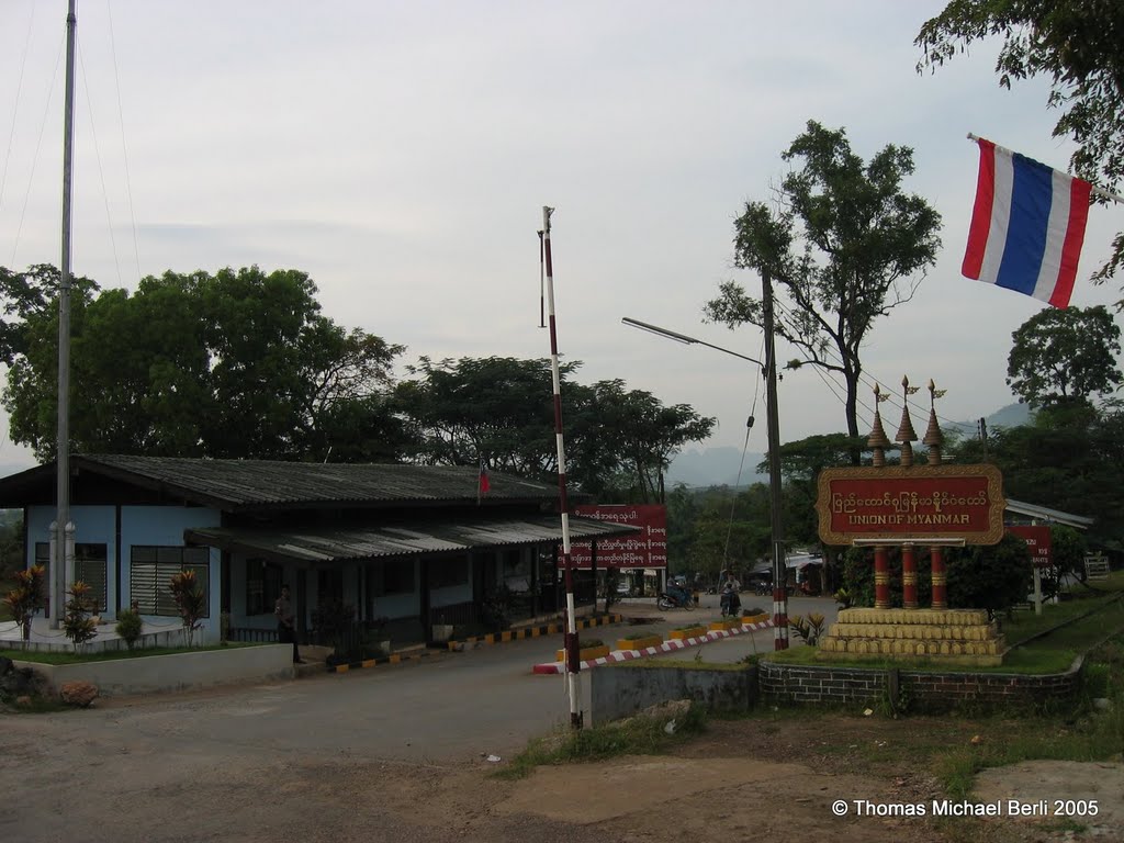 Three pagodas Pass border station by Thomas Berli