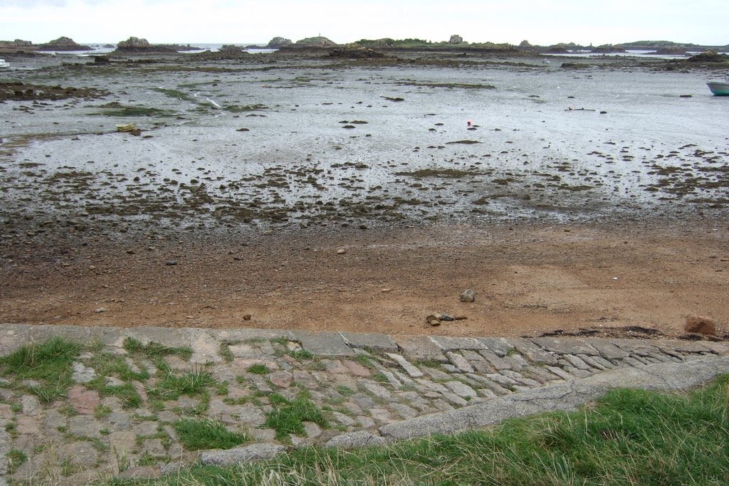 Marée basse côté est, entre les deux parties de l'île de Bréhat by Christian Rau