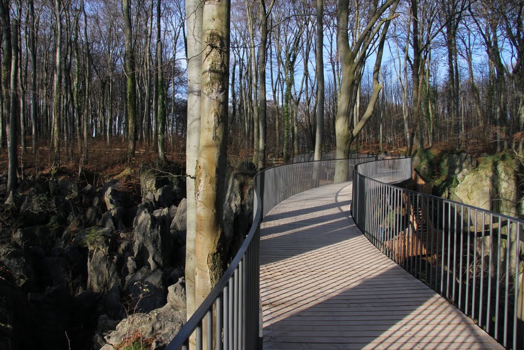 Das Felsenmeer im sauerländischen Hemer ist ein seit 1968 unter Naturschutz stehendes Gebiet, dessen zerklüfteter Untergrund erdgeschichtlich aus dem Tertiär stammt. Die sich heute beeindruckend darbietenden Felsblöcke, Schluchten und Verwerfungen haben ihren Ursprung teilweise in der Höhlenbildung und deren Einsturz und im jahrhundertelangen Eisenerzabbau. by Helfmann