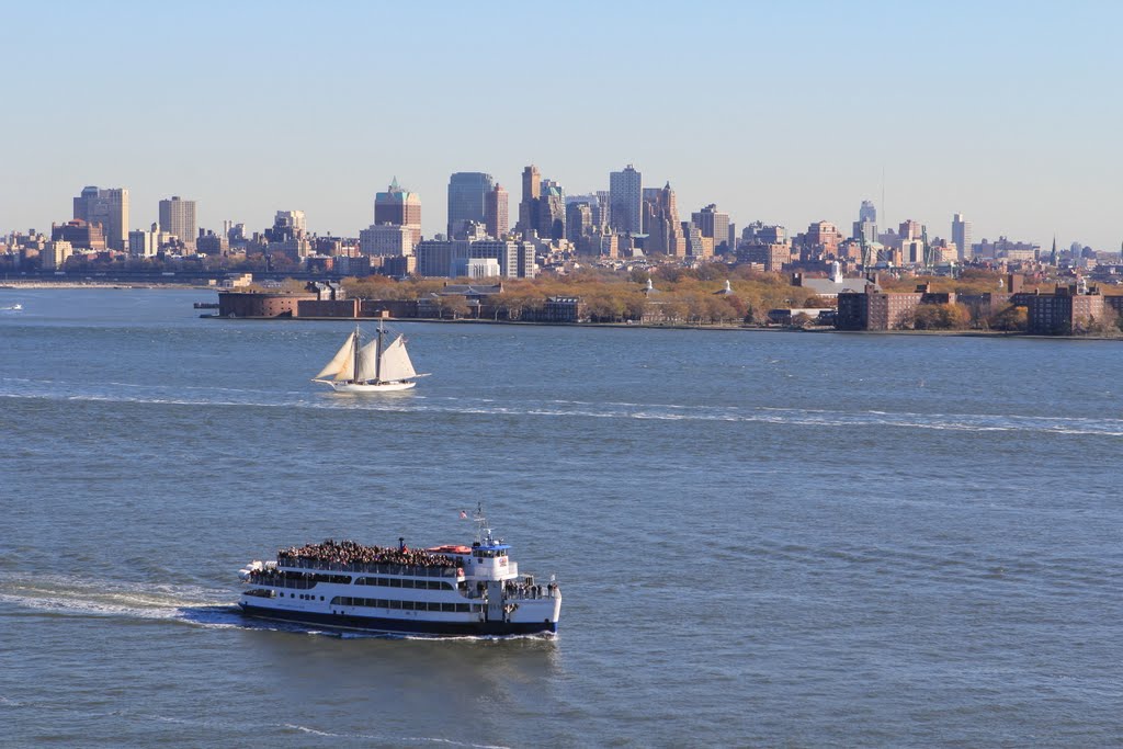 Governors Island y Brooklyn desde Liberty Island by R Melgar